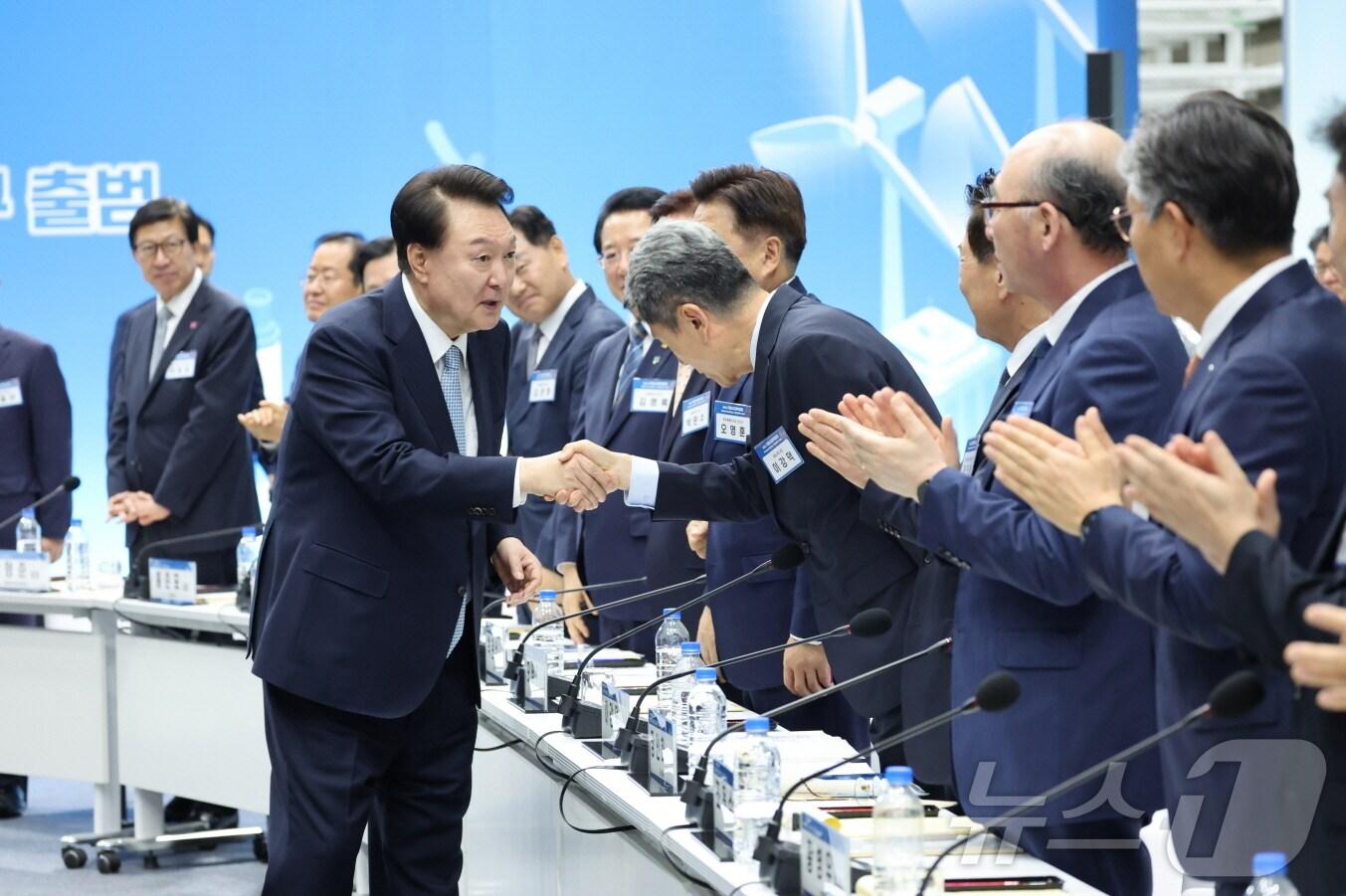 본문 이미지 - 윤석열 대통령이 20일 포항시 남구 블루밸리 국가산업단지 내 이차전지 종합관리센터에서 열린 9차 지방시대위원회 회의에 앞서 이강덕 포항시장과 인사를 나누고 있다. (포항시 제공) 2024.6.20/뉴스1 