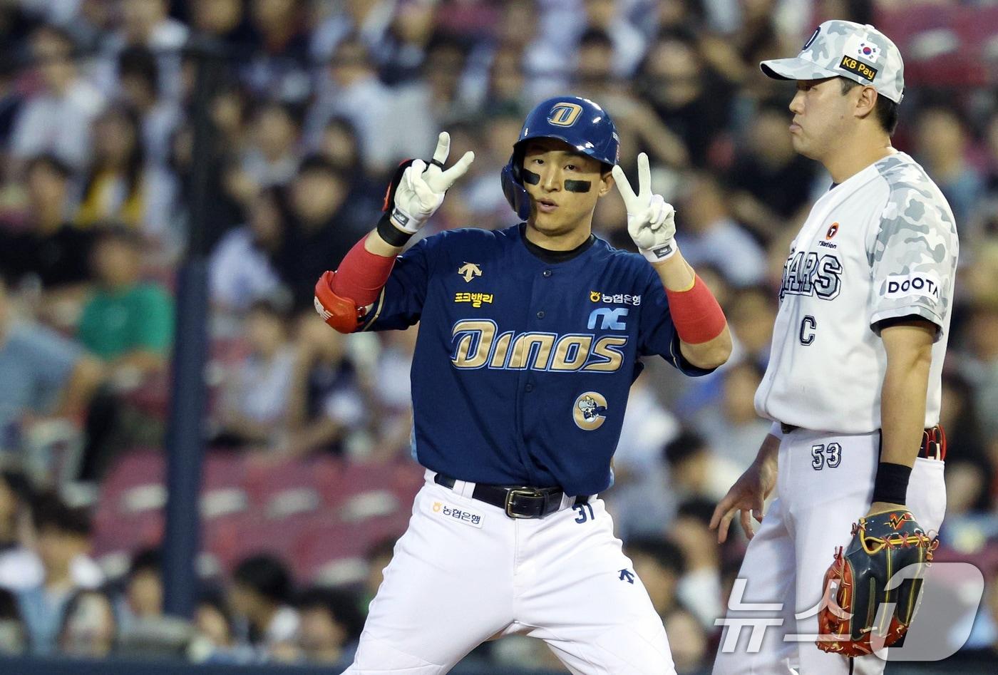 NC 손아섭이 20일 오후 서울 송파구 잠실야구장에서 열린 프로야구 '2024 신한 SOL 뱅크 KBO리그' NC 다이노스와 두산 베어스의 경기 6회초 2사 주자 없는 상황 통산 2505번째 안타를 날려 KBO리그 최다 안타 신기록을 경신, 1루에 안착해 세리머니를 하고 있다. 2024.6.20/뉴스1 ⓒ News1 박정호 기자