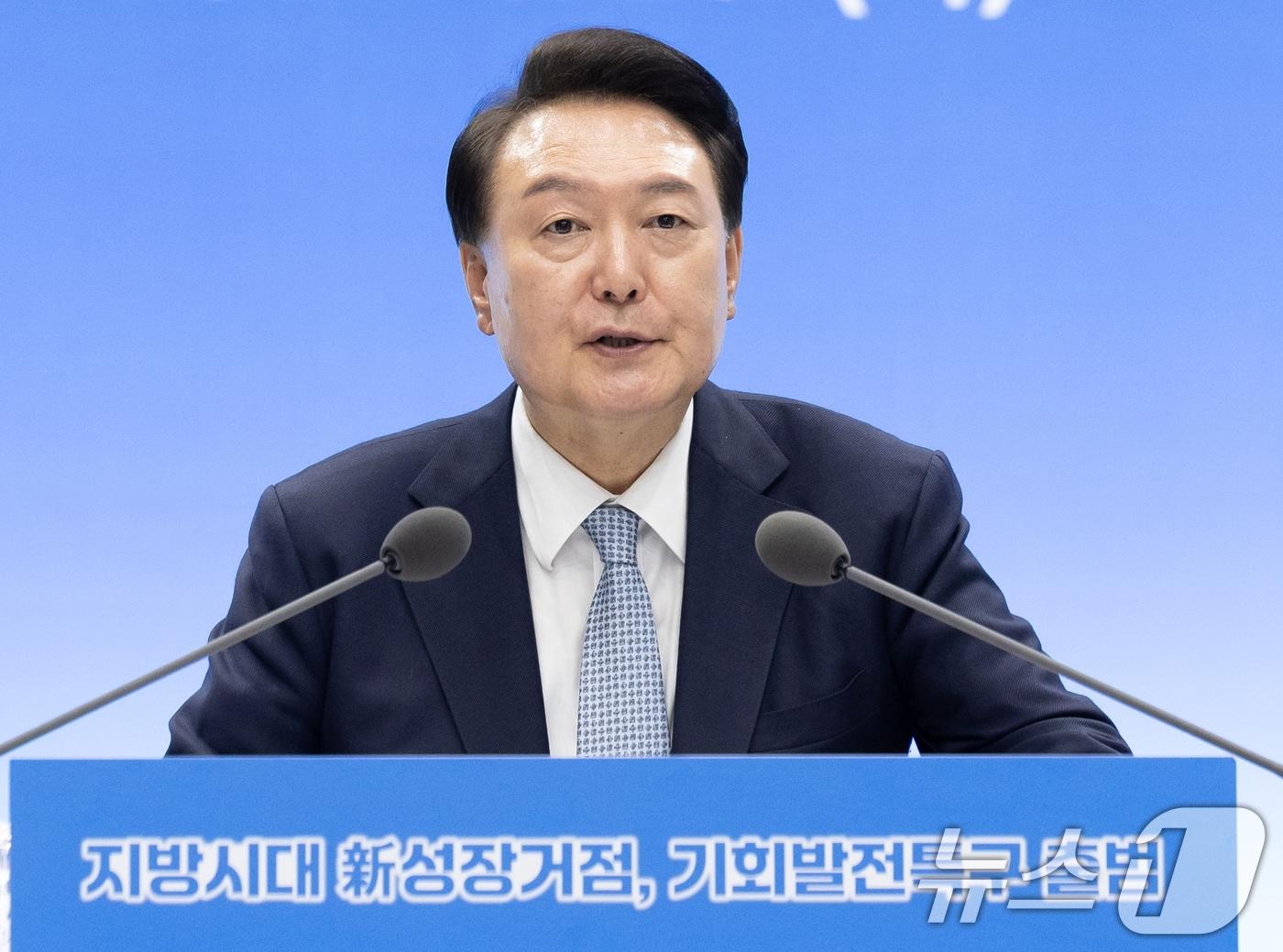 본문 이미지 - 윤석열 대통령이 20일 오후 경북 포항시 블루밸리산단 이차전지종합관리센터에서 열린 제9차 지방시대위원회 회의에서 발언을 하고 있다. (대통령실 제공) 2024.6.20/뉴스1 ⓒ News1 송원영 기자
