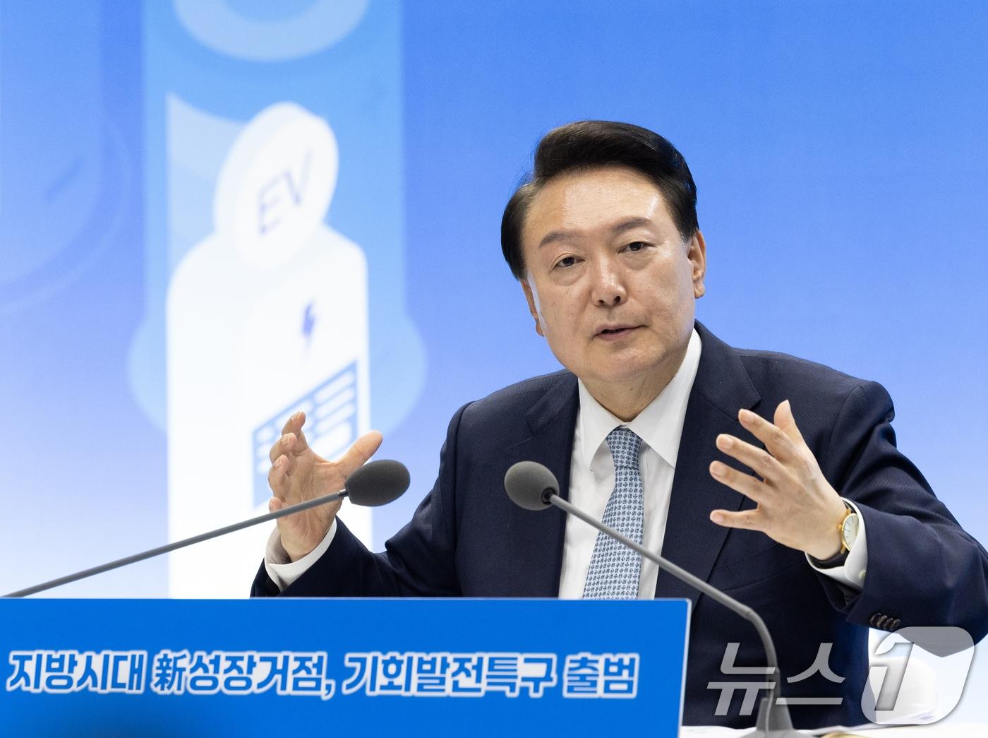 본문 이미지 - 윤석열 대통령이 20일 오후 경북 포항시 블루밸리산단 이차전지종합관리센터에서 열린 제9차 지방시대위원회 회의에서 발언을 하고 있다. (대통령실 제공) 2024.6.20/뉴스1 ⓒ News1 송원영 기자