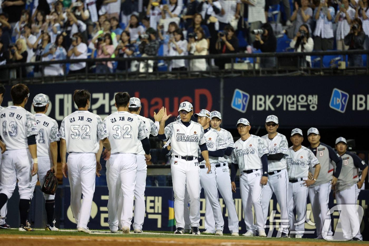 본문 이미지 - 3일 오후 서울 송파구 잠실야구장에서 열린 프로야구 '2024 신한 SOL 뱅크 KBO리그' 롯데 자이언츠와 두산 베어스의 경기에서 승리를 거둔 두산 이승엽 감독이 선수들과 하이파이브를 하고 있다. /뉴스1 ⓒ News1 박정호 기자