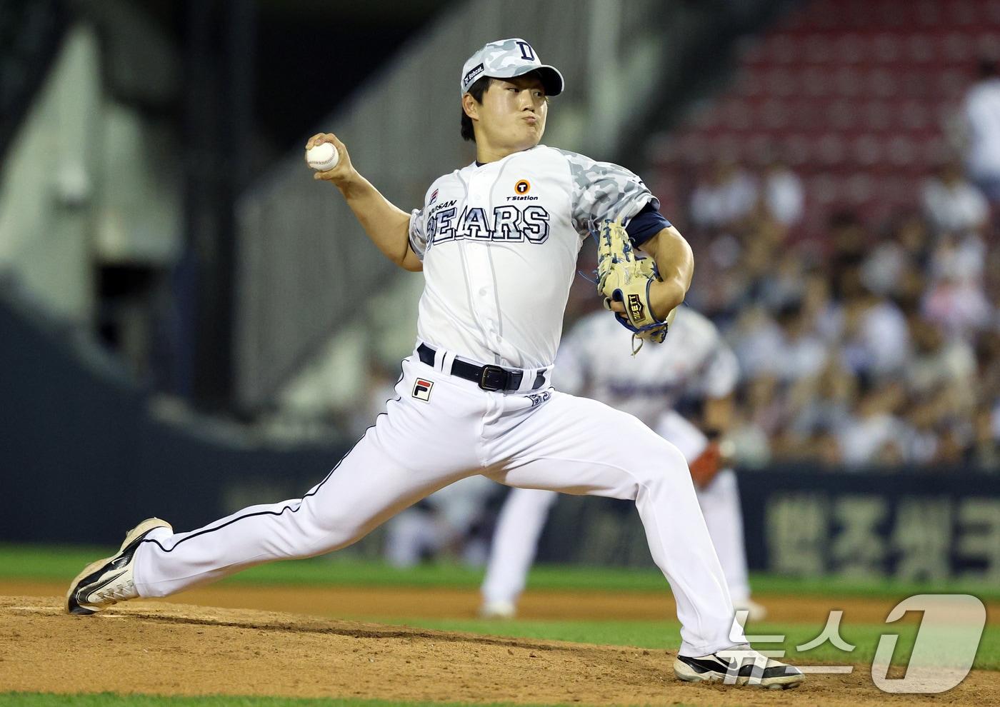 본문 이미지 - 20일 오후 서울 송파구 잠실야구장에서 열린 프로야구 '2024 신한 SOL 뱅크 KBO리그' NC 다이노스와 두산 베어스의 경기 9회초 두산 김택연이 역투하고 있다. 2024.6.20/뉴스1 ⓒ News1 박정호 기자