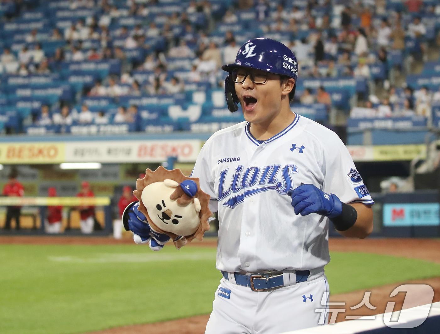 본문 이미지 - 20일 오후 대구삼성라이온즈파크에서 열린 프로야구 '2024 신한 SOL 뱅크 KBO리그' SSG 랜더스와 삼성 라이온즈의 경기, 8회말 삼성 선두타자로 나온 6번타자 윤정빈이 SSG 문승원 투수를 상대로 좌월 솔로홈런을 터뜨리며, KBO리그 팀 최초 5만 안타를 달성한 뒤 기뻐하고 있다. 2024.6.20/뉴스1 ⓒ News1 공정식 기자