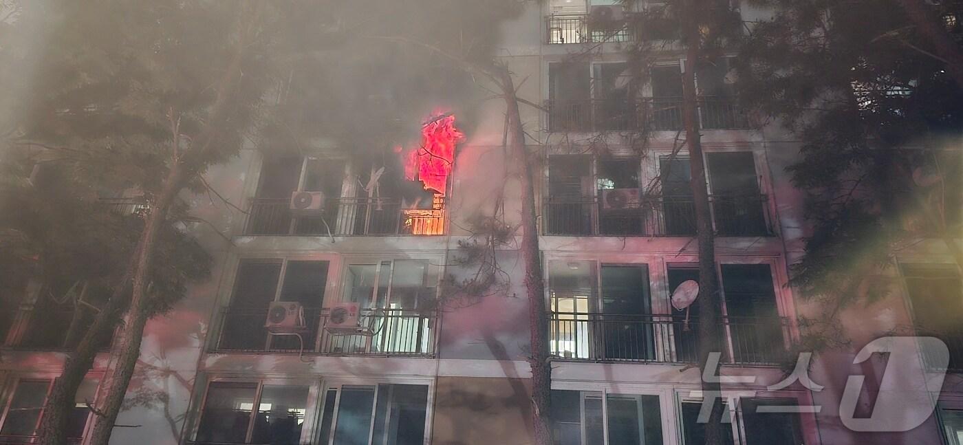 20일 오후 10시 24분쯤 부산 북구 덕천동 한 아파트에서 화재가 발생했다.(독자 제공)