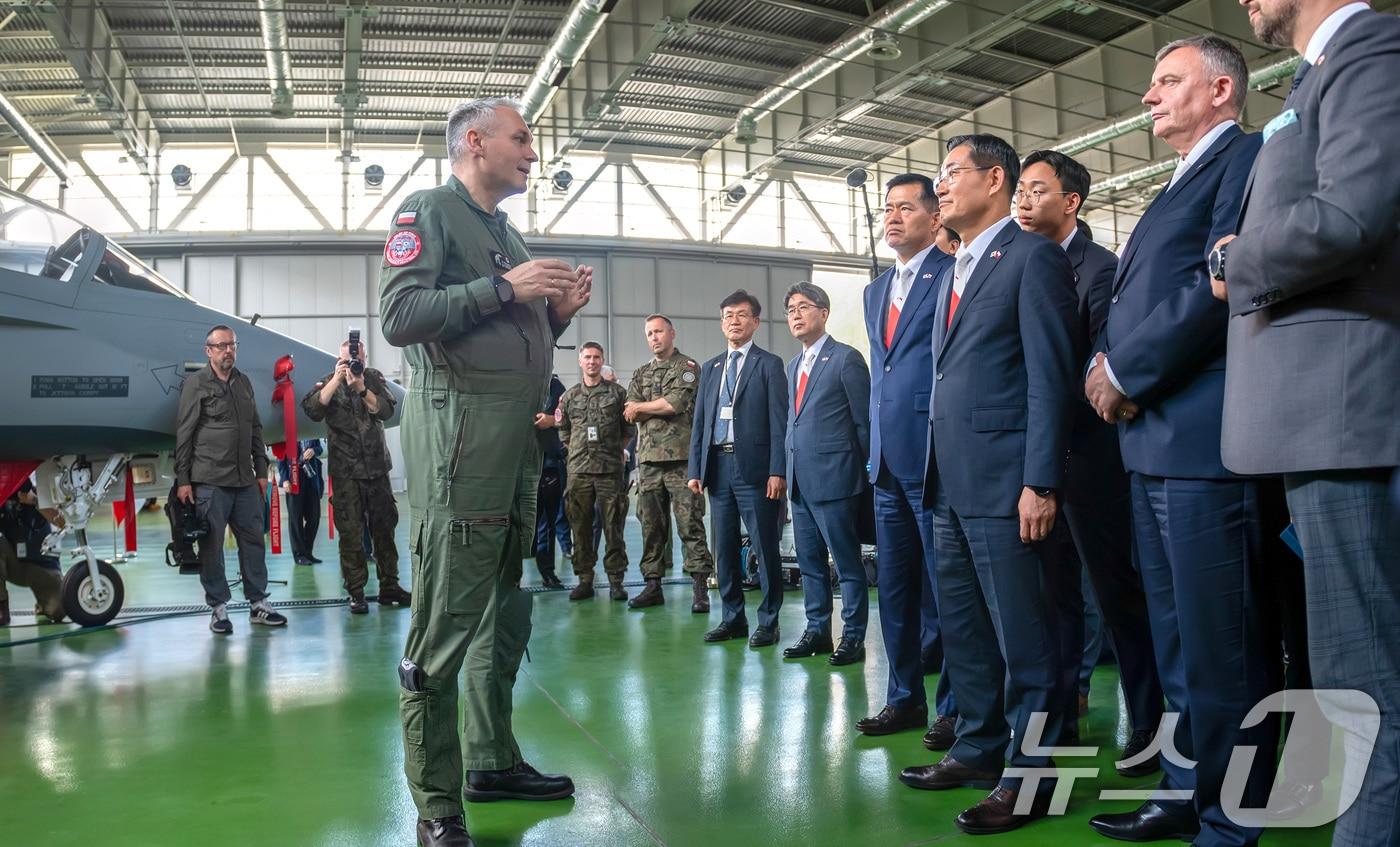 신원식 국방부 장관이 지난 6월 20일(현지시간) 과 파베우 베이다(Paweł BEJDA) 폴란드 국방 차관과 함께 폴란드 민스크 마조비에츠키 기지를 방문해 크지쉬토프 스토비에츠키(Krzysztof STOBIECKI) 기지단장에게 FA-50 운용 현황에 대한 설명을 듣고 있다. (국방부 제공) 2024.6.21/뉴스1