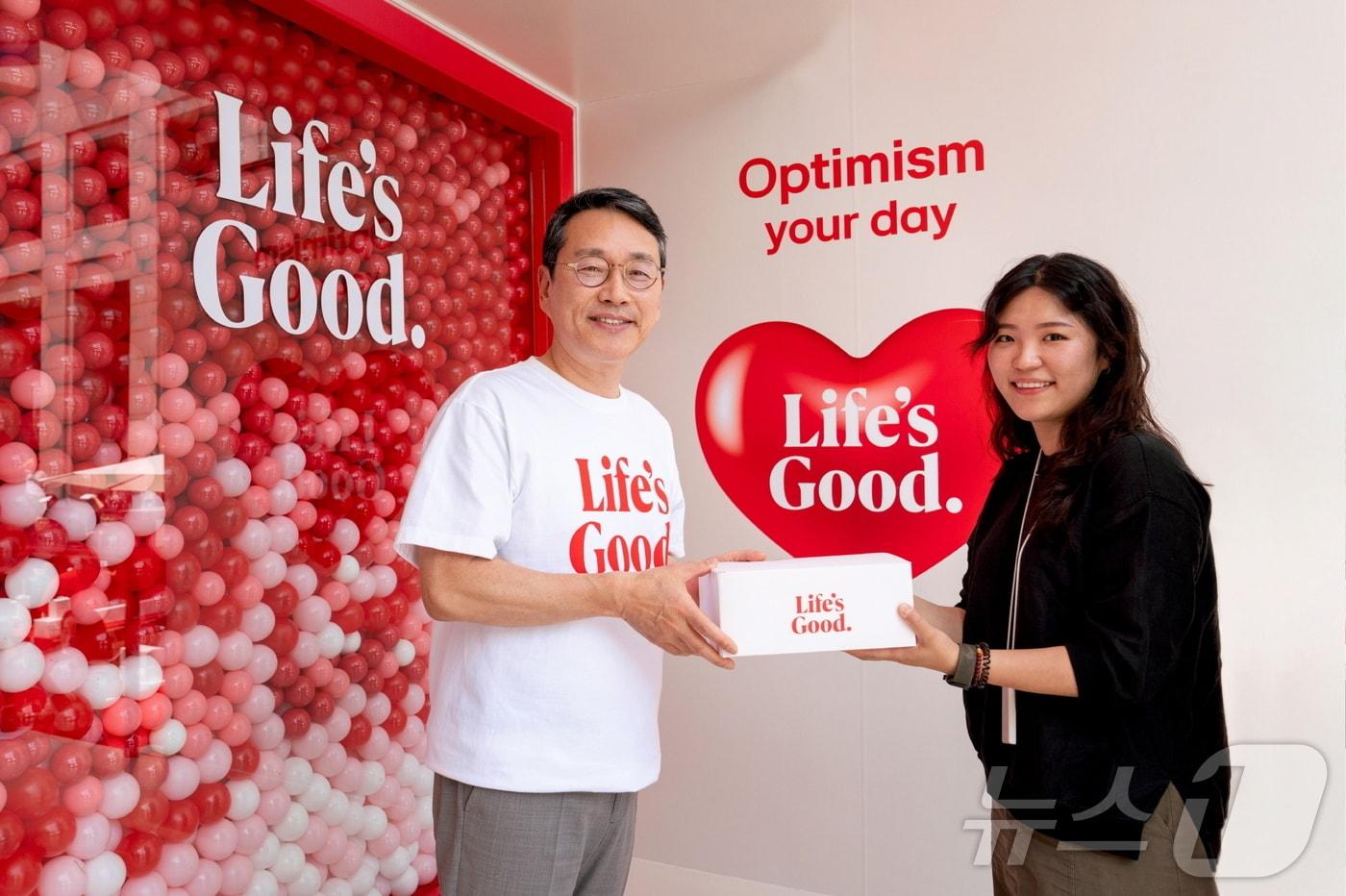 LG전자가 국내 11개 사업장에서 임직원들을 대상으로 '당신의 하루를 미소로 채우다' 브랜드 캠페인 행사를 진행한다. 사진은 20일 여의도 LG트윈타워에서 열린 행사에서 조주완 사장(왼쪽)이 직원에게 브랜드 슬로건이 새겨진 굿즈를 전달하고 있는 모습. 