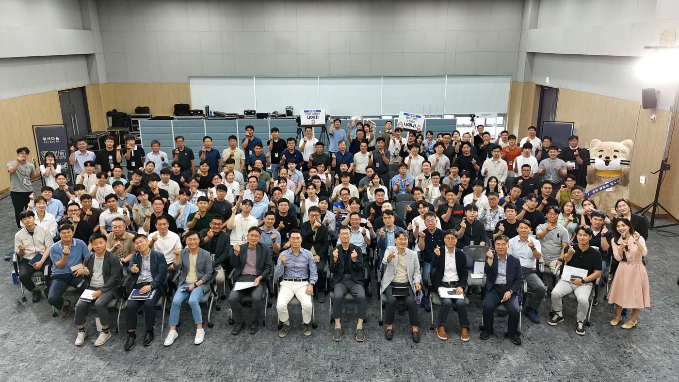 (맨 앞줄 왼쪽에서 다섯 번째)정재욱 현대위아 사장이 20일 경상남도 창원특례시 현대위아 본사 내 비전홀에서 열린 타운홀 미팅에서 임직원들과 기념 사진을 찍고 있다(현대위아 제공).