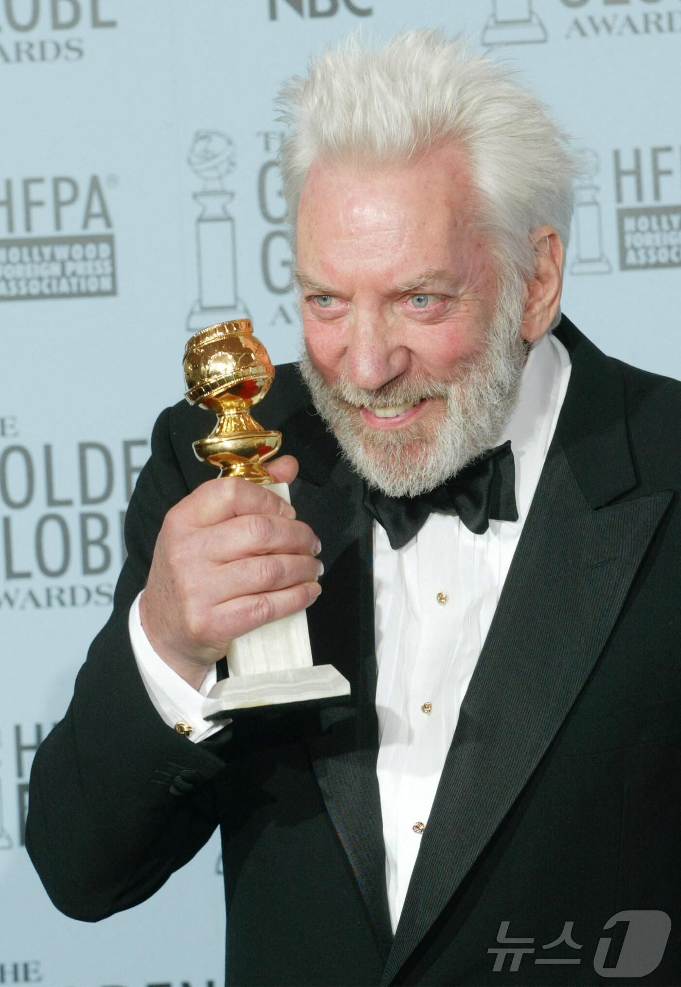 본문 이미지 - 미국 할리우드 배우 도널드 서덜랜드가 숙환으로 20일(현지시간) 향년 88세로 별세했다. 사진은 도널드 서덜랜드가 지난 2003년 골든글로브 시상식에서 TV미니시리즈 영화 부문 남우조연상을 수상한 모습. ⓒ 로이터=뉴스1 ⓒ News1 이창규 기자
