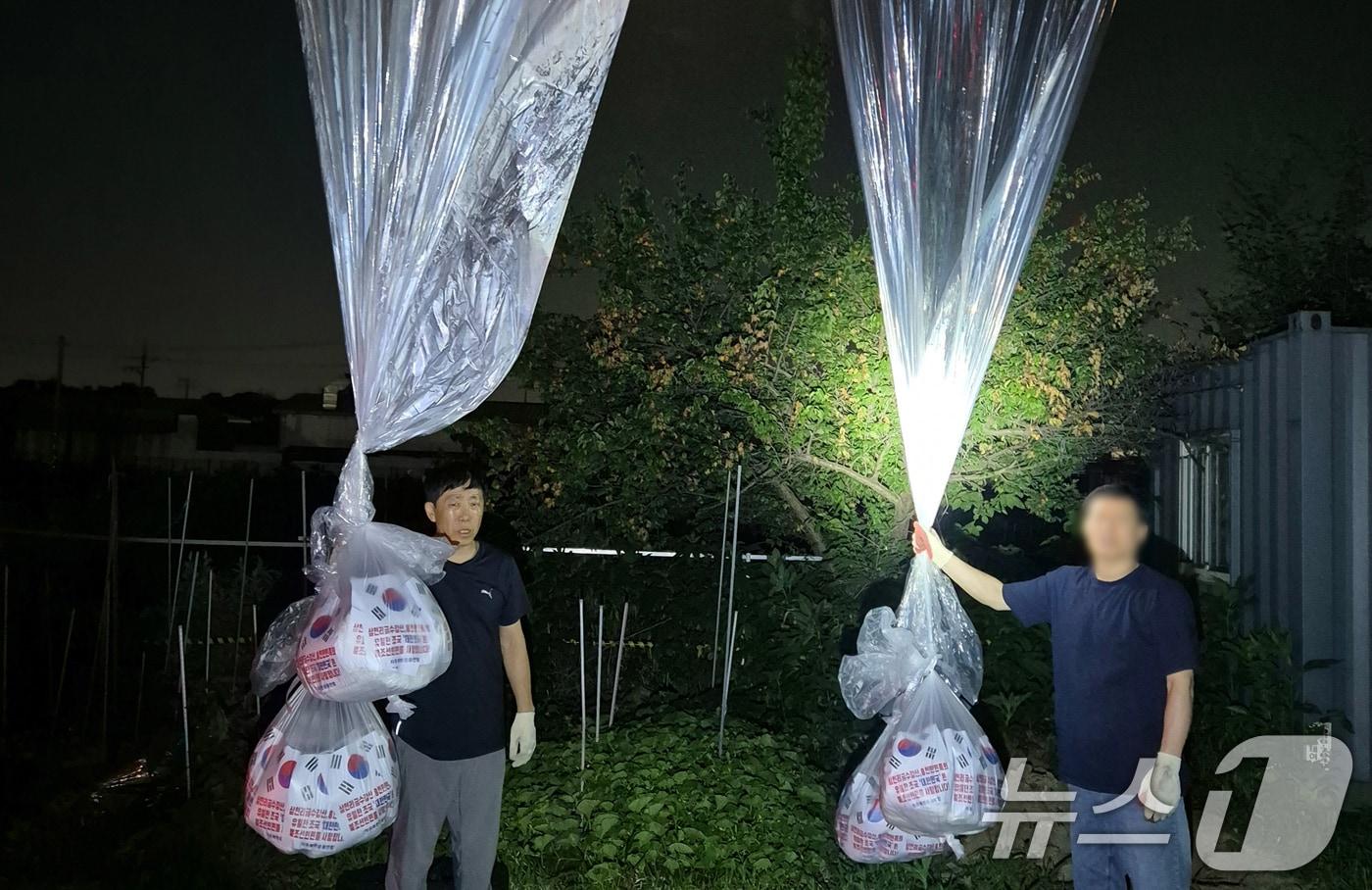 본문 이미지 - 자유북한운동연합이 6월20일 밤 경기도 파주에서 대북전단 30만장, 드라마와 트로트 등의 동영상을 저장한 USB 5천개, 1달러 지폐 3천장을 20개의 대형애드벌룬으로 북한에 보냈다고 21일 밝혔다. (자유북한운동연합 제공) 2024.6.21/뉴스1