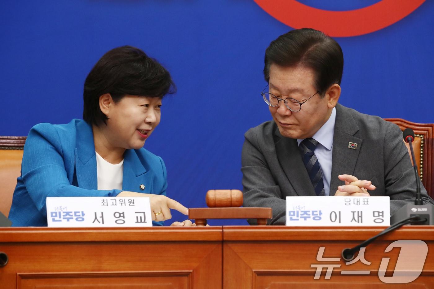 이재명 더불어민주당 대표와 서영교 최고위원이 2024년 6월 21일 오전 서울 여의도 국회에서 열린 최고위원회의에서 대화하고 있다. 2024.6.21/뉴스1 ⓒ News1 이광호 기자