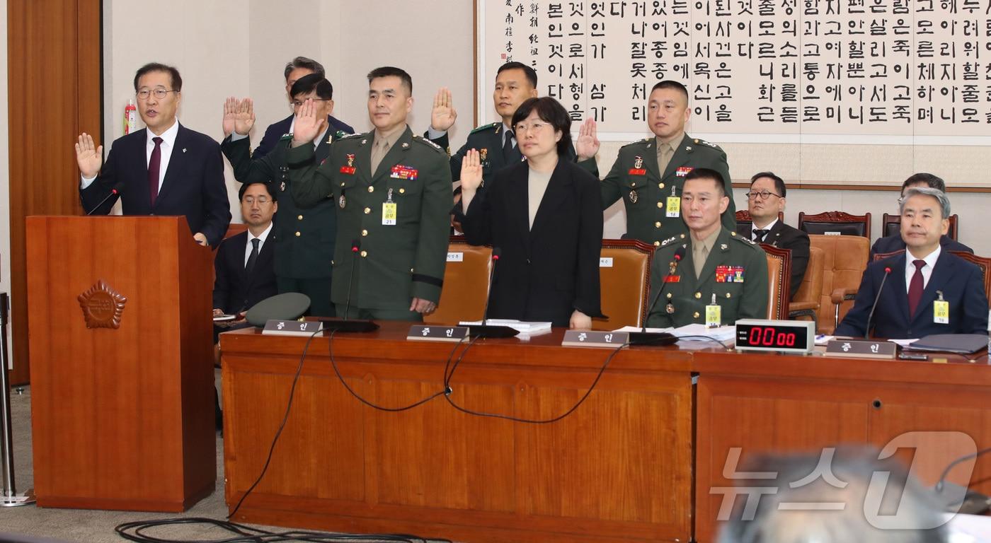 박성재 법무부 장관(앞줄 왼쪽부터)과 박정훈 전 해병대수사단장, 유재은 국방부 법무관리관이 21일 오전 서울 여의도 국회에서 열린 법제사법위원회 전체회의 순직 해병 수사 방해 및 사건 은폐 등의 진상규명을 위한 특별검사의 임명 등에 관한 법률안 관련 입법청문회에서 증인선서를 하고 있다. 이날 이종섭 전 국방부 장관과 임성근 전 해병대 1사단장은 증인 선서를 거부 했다. 2024.6.21/뉴스1 ⓒ News1 이광호 기자