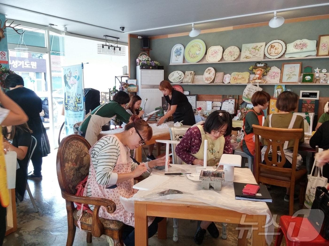 본문 이미지 - 군산시는 27일부터 9월까지 4개월 동안 지역민들의 소득과 일자리창출을 위한 '찾아가는 행복학습센터'를 운영한다.(군산시 제공) 2024.6.21/뉴스1