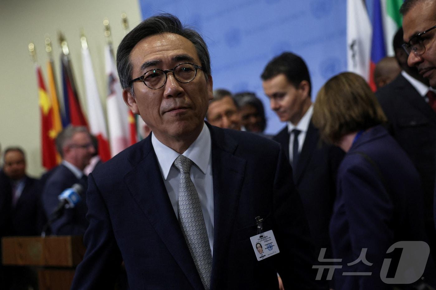 본문 이미지 - 조태열 외교부 장관이 20일(현지시간) 유엔 안보리 회의에 앞서 북한과 러시아가 지난 19일 체결한 '포괄적인 전략적 동반자 관계에 관한 조약'에 대해 명백한 국제법 위반이라고 비판하는 내용의 기자회견을 한 후 퇴장하고 있다. 북-러 간 협약에는 한쪽이 무력 침공을 받으면 지체 없이 지원한다는 내용을 담고 있다. ⓒ 로이터=뉴스1 ⓒ News1 류정민 기자