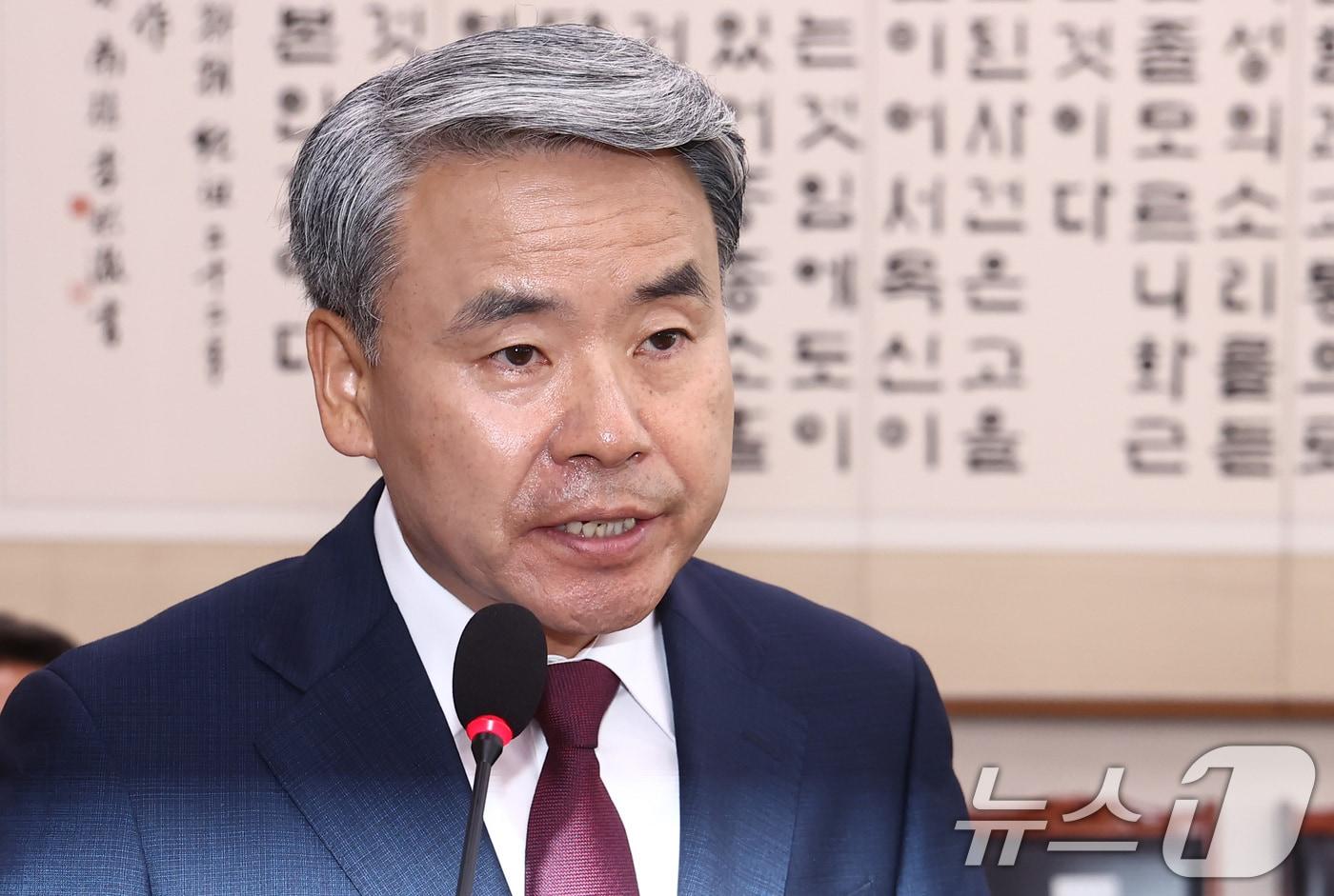 본문 이미지 - 이종섭 전 국방부 장관이 21일 오전 서울 여의도 국회에서 열린 법제사법위원회 전체회의 순직 해병 수사 방해 및 사건 은폐 등의 진상규명을 위한 특별검사의 임명 등에 관한 법률안 관련 입법청문회에서 증인 선서를 거부한다는 발언을 하고 있다. 2024.6.21/뉴스1 ⓒ News1 김민지 기자