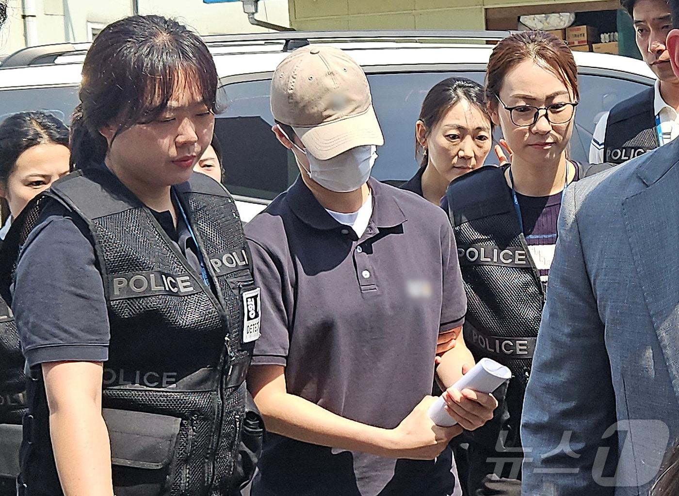 본문 이미지 - 육군 12사단 &#39;훈련병 사망&#39; 사건과 관련해 규정을 어긴 군기훈련&#40;얼차려&#41;을 지시한 혐의를 받는 중대장이 21일 강원도 춘천지법에서 열린 영장실질심사&#40;구속 전 피의자 심문&#41;에 출석하고 있다. 2024.6.21/뉴스1 ⓒ News1 이종재 기자