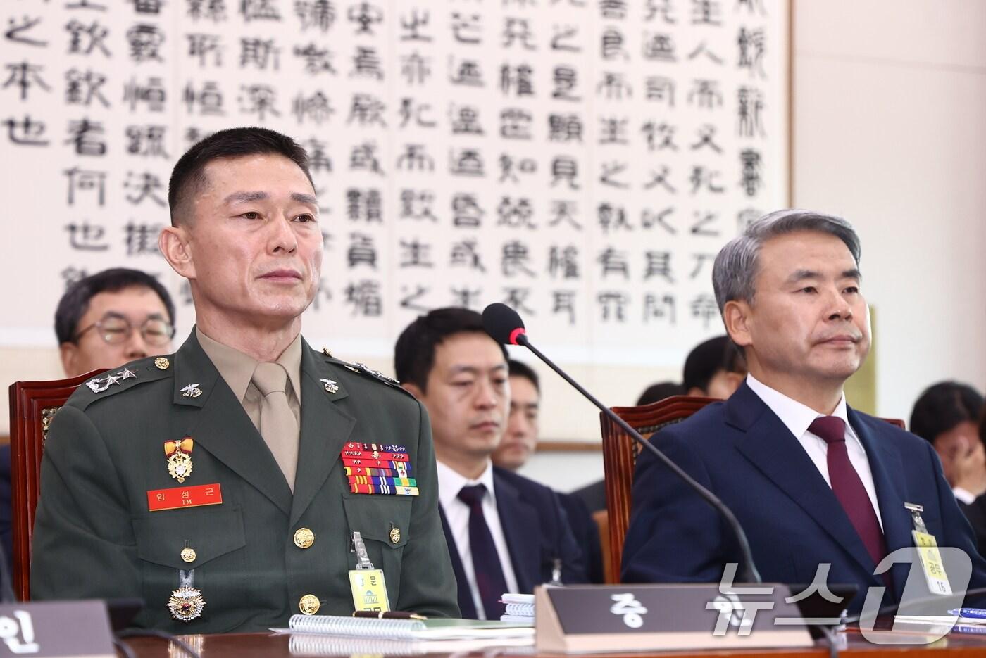 이종섭 전 국방부 장관(오른쪽)과 임성근 전 해병대 1사단장이 21일 오전 서울 여의도 국회에서 열린 법제사법위원회 전체회의 순직 해병 수사 방해 및 사건 은폐 등의 진상규명을 위한 특별검사의 임명 등에 관한 법률안 관련 입법청문회에서 생각에 잠겨 있다. 이날 이 전 장관과 임 전 1사단장은 증인 선서를 거부 했다. 2024.6.21/뉴스1 ⓒ News1 김민지 기자