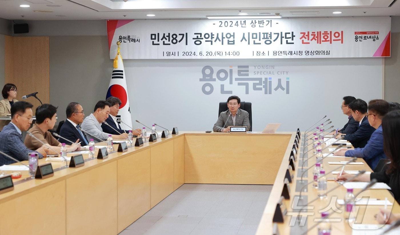 이상일 시장이 지난 20일 민선8기 공약사업 시민평가단 전체회의에서 인사말을 하고 있는 모습.(용인시 제공)