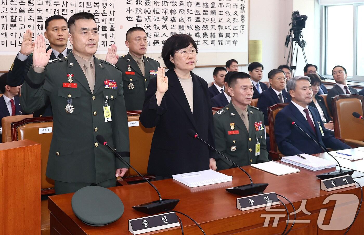 박정훈 전 해병대수사단장, 유재은 국방부 법무관리관이 21일 오전 서울 여의도 국회에서 열린 법제사법위원회 전체회의 순직 해병 수사 방해 및 사건 은폐 등의 진상규명을 위한 특별검사의 임명 등에 관한 법률안 관련 입법청문회에서 증인선서를 하고 있다. 이날 이종섭 전 국방부 장관(오른쪽부터)과 임성근 전 해병대 1사단장은 증인 선서를 거부 했다. 2024.6.21/뉴스1 ⓒ News1 김민지 기자