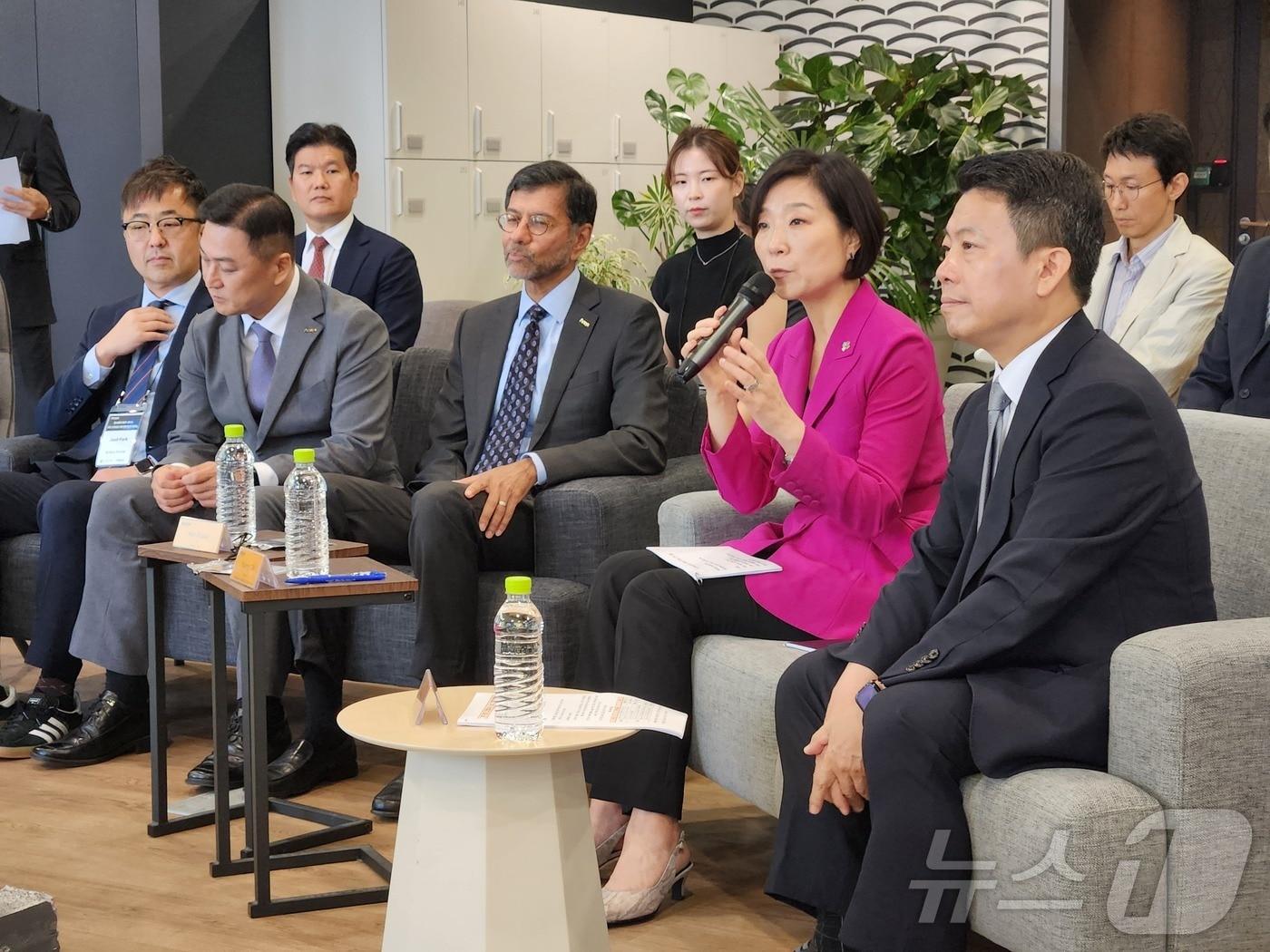 본문 이미지 - 오영주 중소벤처기업부 장관이 21일 앤시스코리아 본사를 방문해 아제이 고팔 앤시스 대표 및 우주·항공 분야 스타트업 관계자들과 간담회를 진행하고 있다. 2024.06.21 ⓒ News1 이정후 기자