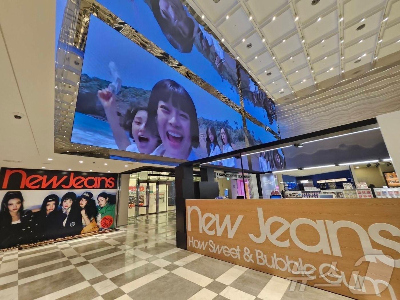 본문 이미지 - 신세계백화점 센텀시티는 21일부터 7월 10일까지 지하 2층 하이퍼그라운드에서  뉴진스(NewJeans)의 더블 싱글 'How Sweet' 콘셉트의 'PLAY LINE FRIENDS with NewJeans' 팝업스토어를 선보인다.(신세계 센텀시티 제공)