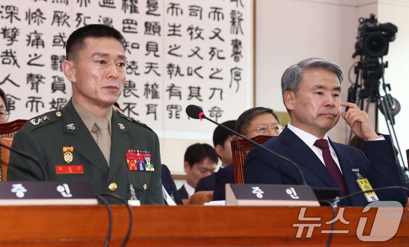 이종섭 전 국방부 장관이 21일 오전 서울 여의도 국회에서 열린 법제사법위원회 전체회의 순직 해병 수사 방해 및 사건 은폐 등의 진상규명을 위한 특별검사의 임명 등에 관한 법률안 관련 입법청문회에서 의원 질의를 듣고 있다. 왼쪽은 임성근 전 해병대 1사단장. 2024.6.21/뉴스1 ⓒ News1 김민지 기자