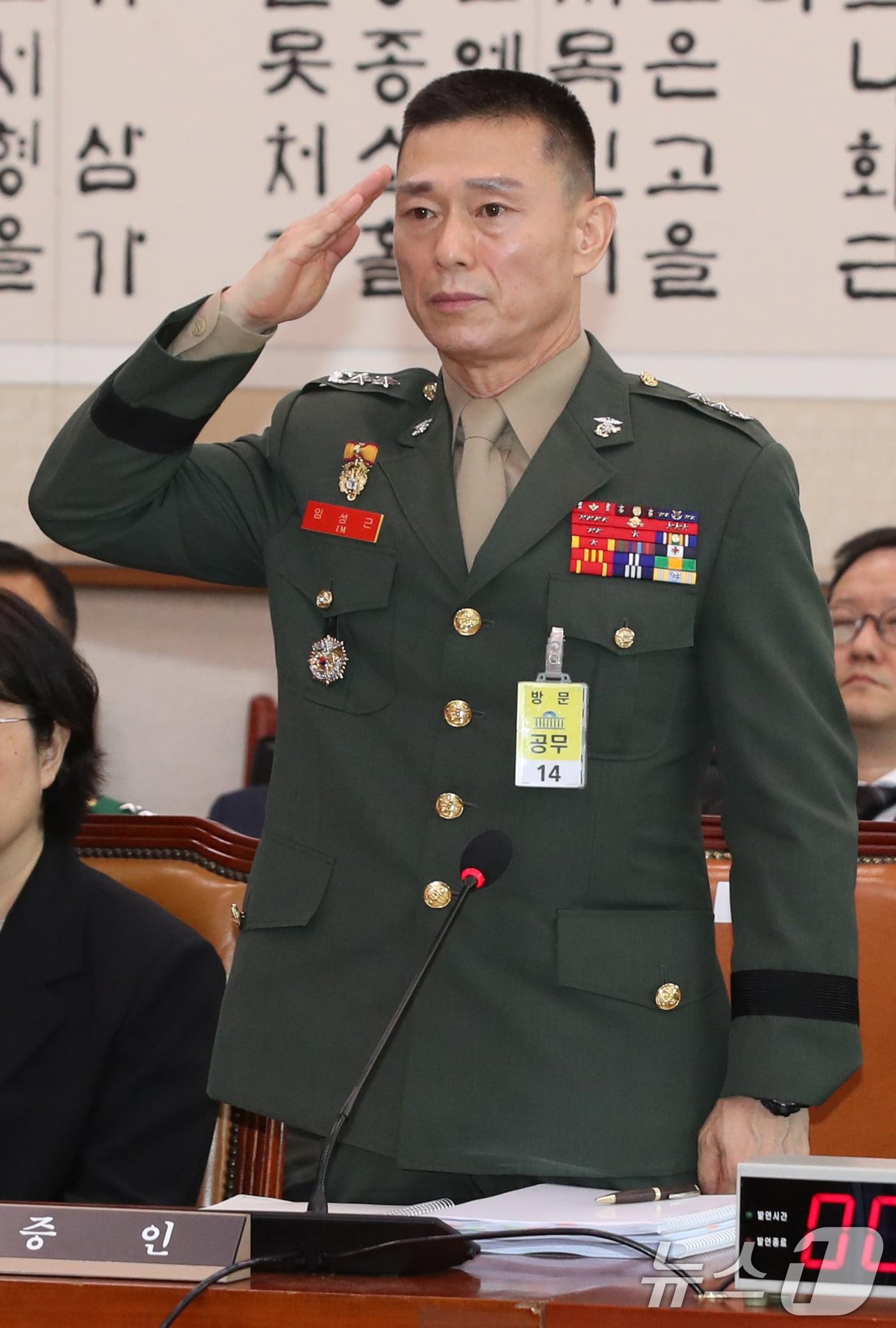 본문 이미지 - 임성근 전 해병대 1사단장이 21일 오전 서울 여의도 국회에서 열린 법제사법위원회 전체회의 순직 해병 수사 방해 및 사건 은폐 등의 진상규명을 위한 특별검사의 임명 등에 관한 법률안 관련 입법청문회에 증인으로 출석해 거수경례로 인사하고 있다. 2024.6.21/뉴스1 ⓒ News1 이광호 기자