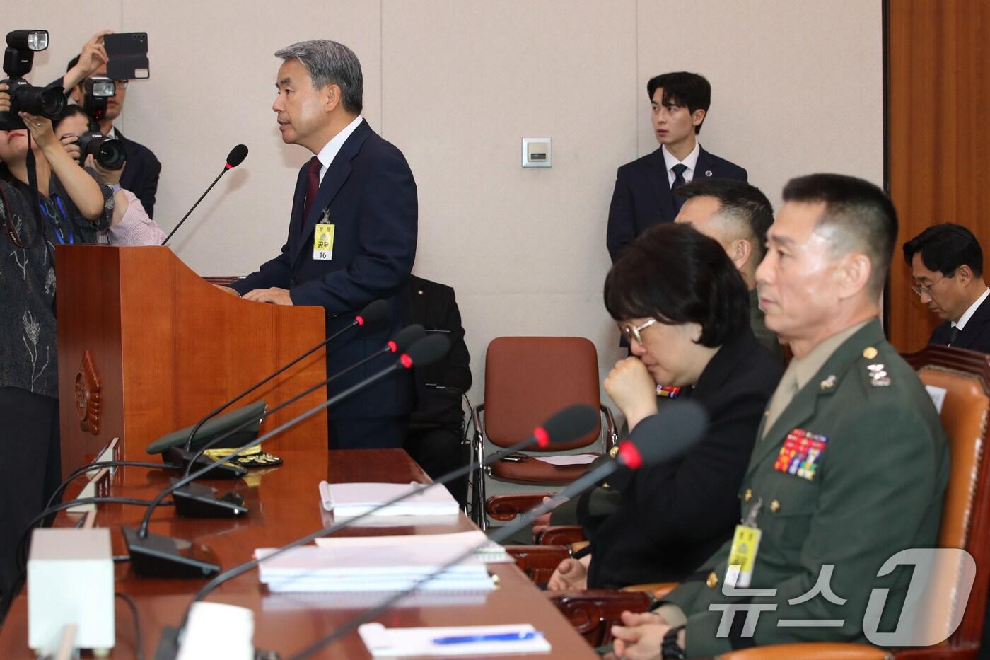 이종섭 전 국방부장관이 지난달 21일 오전 서울 여의도 국회에서 열린 법제사법위원회 전체회의 순직 해병 수사 방해 및 사건 은폐 등의 진상규명을 위한 특별검사의 임명 등에 관한 법률안 관련 입법청문회에 출석해 증인선서 거부 이유를 밝히고 있다. 오른쪽은 증인선서를 거부한 임성근 전 해병대 1사단장./뉴스1 ⓒ News1 이광호 기자