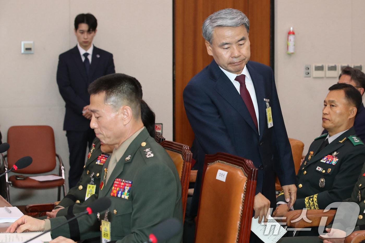 이종섭 전 국방부장관이 21일 오전 서울 여의도 국회에서 열린 법제사법위원회 전체회의 순직 해병 수사 방해 및 사건 은폐 등의 진상규명을 위한 특별검사의 임명 등에 관한 법률안 관련 입법청문회에 출석해 증인선서 거부 이유를 밝힌 뒤 자리로 향하고 있다. 왼쪽은 증인선서를 거부한 임성근 전 해병대 1사단장.2024.6.21/뉴스1 ⓒ News1 이광호 기자