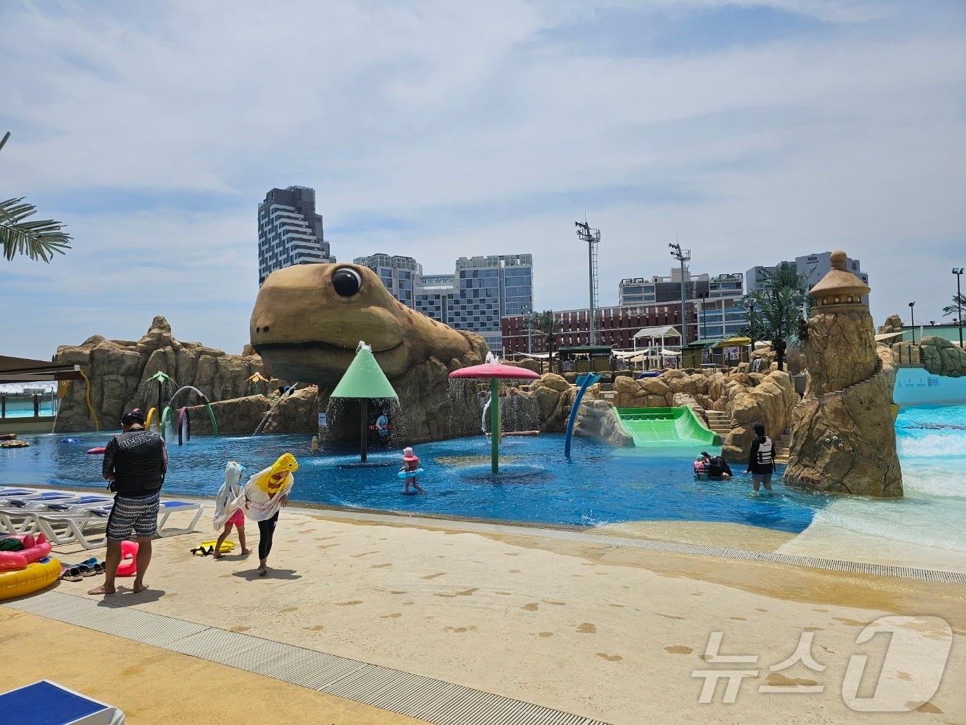 본문 이미지 - 웨이브파크에서 물놀이 즐기는 방문객들.