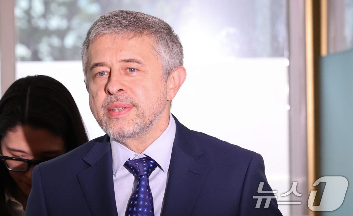 게오르기 지노비예프 주한 러시아 대사가 21일 서울 종로구 외교부 청사로 조치되고 있는 모습. 2024.6.21/뉴스1 ⓒ News1 허경 기자