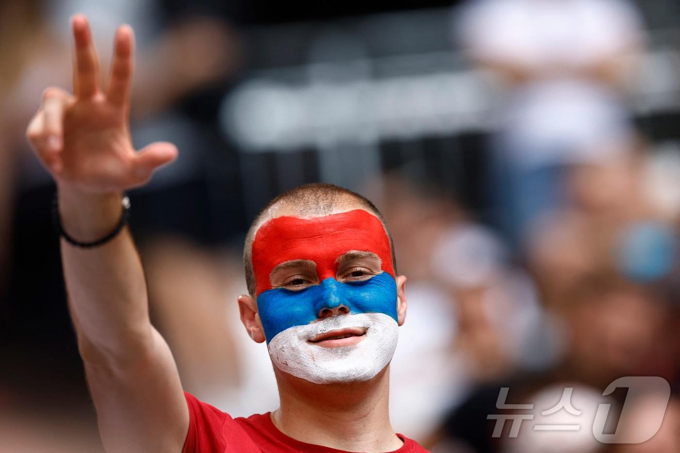 본문 이미지 - 20일(현지시간) 2024 유럽축구선수권대회(유로)에서 세르비아 남성이 축구 경기를 관람하고 있다. 2024.06.20/ ⓒ 로이터=뉴스1 ⓒ News1 박재하 기자