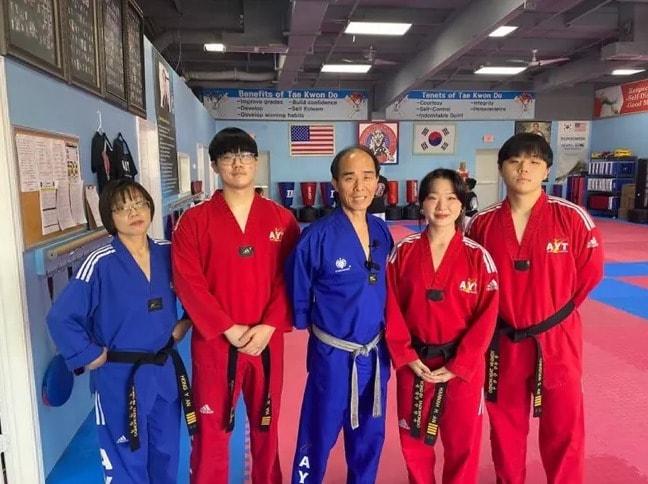 본문 이미지 - 미국 텍사스 케이티에 위치한 용인태권도의 가족들(해리스카운티보안관실 제공)