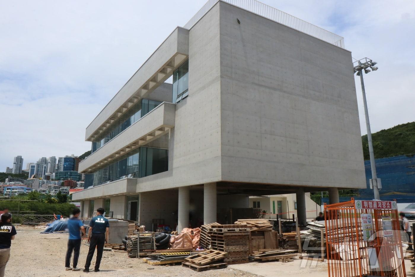 60대 남성 A씨가 추락한 영도구 부산복합혁신센터 공사 현장.2024.6.21.(영도경찰서 제공)
