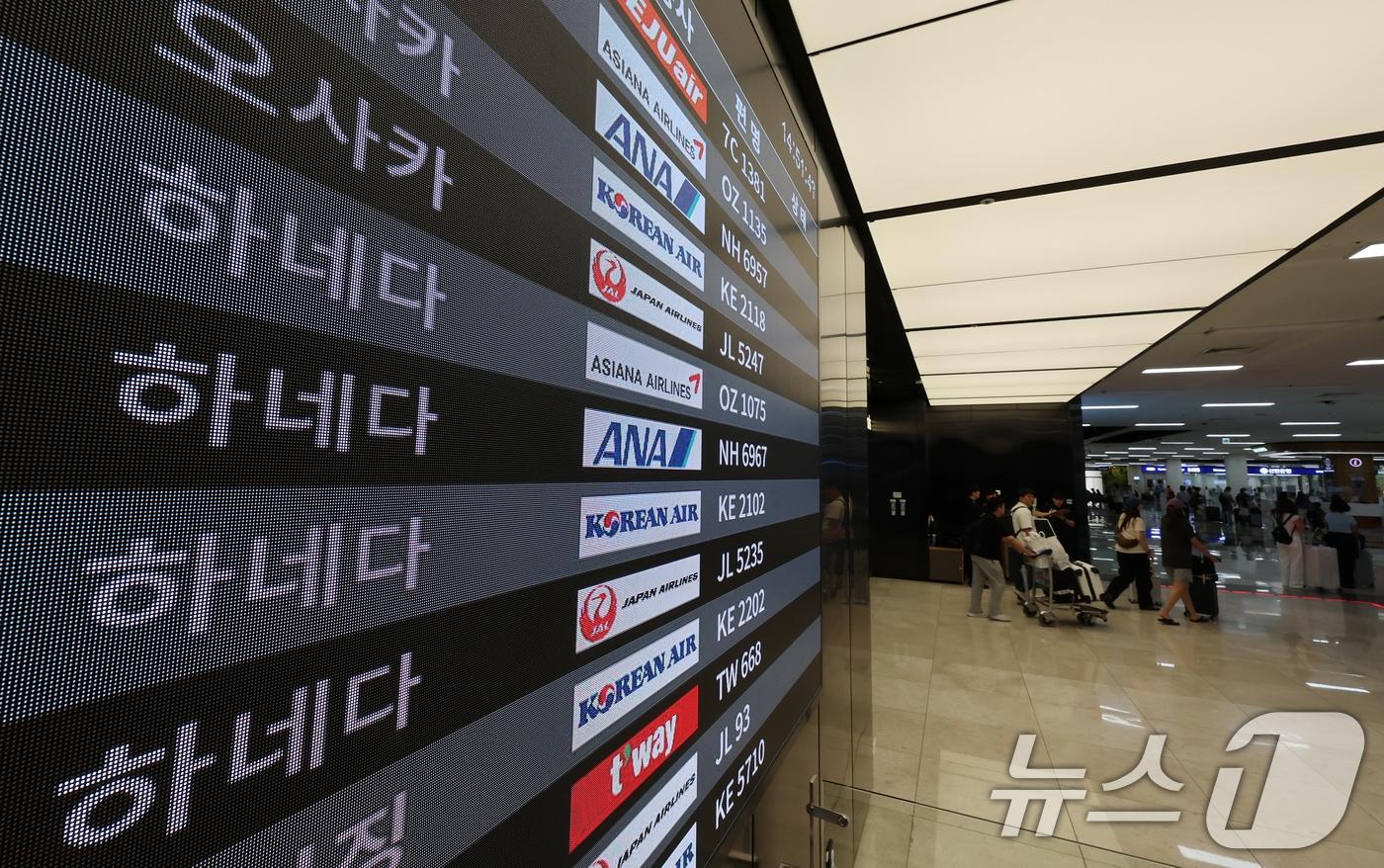본문 이미지 - 올해 1월부터 5월까지 한국과 일본을 오간 항공 승객 수가 1천만 명을 넘으며 역대 최다를 기록했다. 국토교통부 항공 통계에 따르면 올해 5월까지 한국 일본 노선을 이용한 항공 승객 수는 1천15만 6천여 명으로 지난해 같은 기간보다 46% 증가한 수치로 엔화 약세로 일본을 찾는 관광객이 폭발적으로 증가한 것으로 해석된다. 사진은 21일 오후 서울 강서구 김포국제공항 국제선 입국장의 모습. 2024.6.21/뉴스1 ⓒ News1 김진환 기자