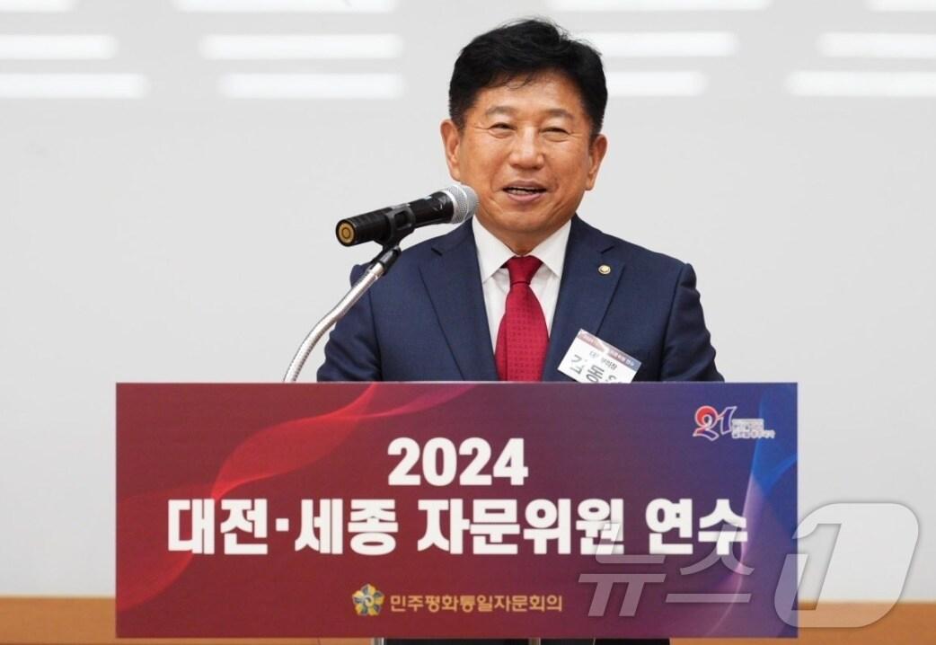 본문 이미지 - 21일 대전 서구 괴정동 KT인재개발원에서 민주평화통일자문회의 ‘2024 대전·세종 자문위원 연수’가 열려 김동원 대전부의장이 개회사를 하고 있다. (민주평통 대전지역회의 제공) /뉴스1