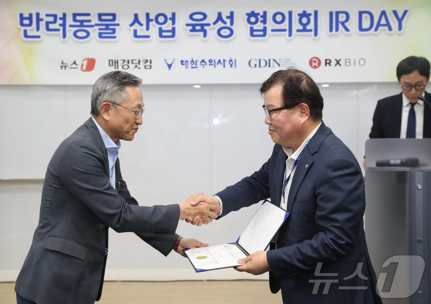 본문 이미지 - 김종갑 글로벌디지털혁신네트워크 대표이사가 21일 오후 경기 성남시 분당구 글로벌디지털혁신네트워크(GDIN)에서 열린 '반려동물 산업 육성 협의회' 제4회 IR(기업설명회)데이에 앞서 허주형 대한수의사회 회장에게 제23차 아시아·태평양 수의사회 총회(FAVA2024) 후원전시위원 위촉장을 수여받고 있다. 2024.6.21/뉴스1 ⓒ News1 김영운 기자