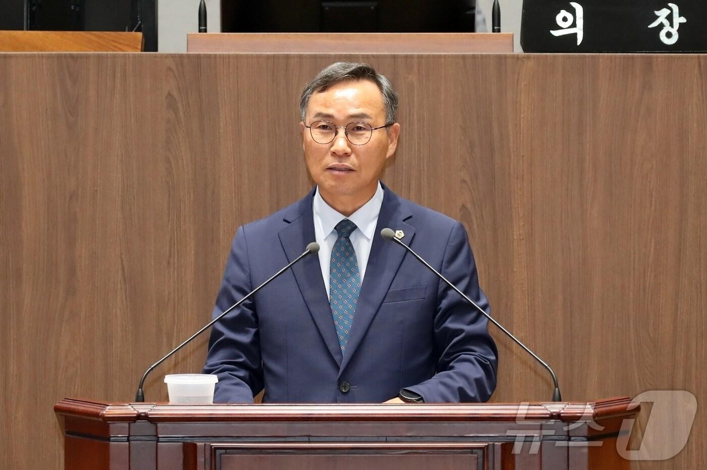 윤희신 충남도의원이 21일 본회의장에서 김지철 충남교육감에게 교육행정 질문을 하고 있다. (충남도의회 제공) /뉴스1