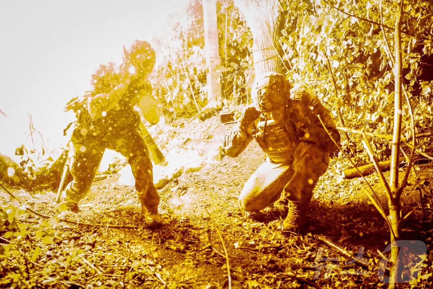 우크라이나 제 24 기계화 여단 소속 병사들이 20일 동부 도네츠크 전선에서 러시아군을 향해 박격포를 발사하고 있다. 제 24 기계화여단은 그 용맹함으로 몽골을 상대했던 우크라 국민영웅 다닐로 왕의 명칭을 따 '킹 다닐로 여단'으로 불리운다. 2024.06.21 ⓒ AFP=뉴스1 ⓒ News1 권진영기자