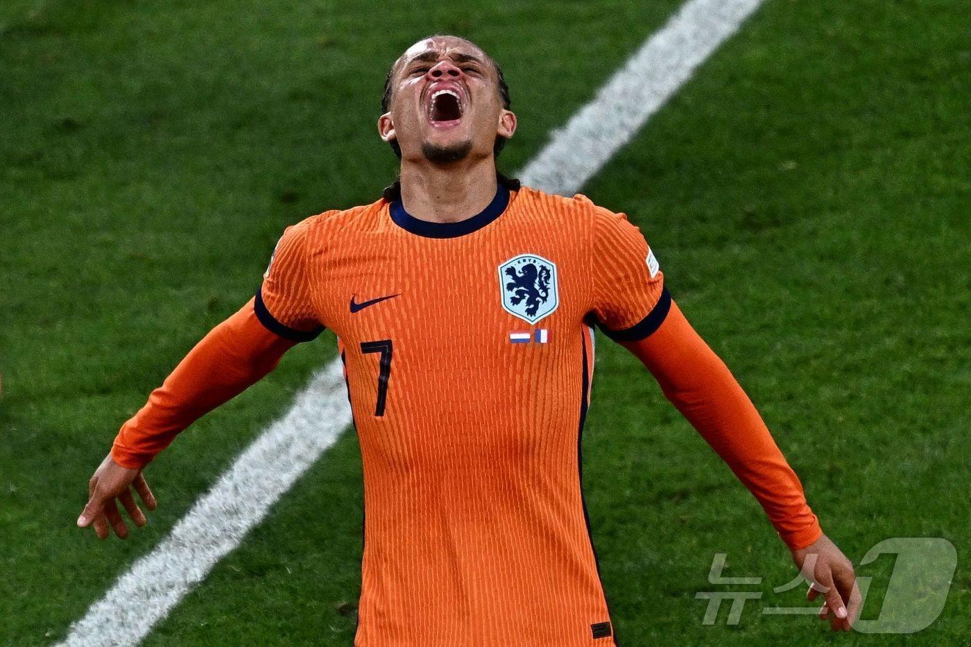 본문 이미지 - 네덜란드 사비 시몬스는 22일(한국시간) 열린 유로 2024 조별리그 프랑스전에서 후반 24분 상대 골문을 열었지만 득점이 취소됐다. ⓒ AFP=뉴스1