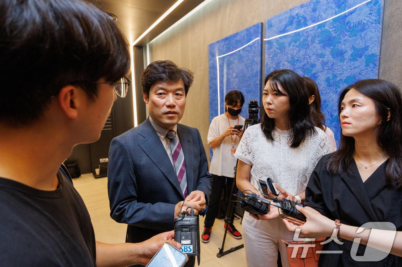 대한의사협회(의협) 산하 범의료계 특별위원회인 '올바른 의료를 위한 특별위원회'(올특위) 첫 회의가 열린 22일 서울 용산구 의협회관에 최창민 위원(전국의과대학교수 비상대책위원회 위원장)이 참석하며 취재진 질문에 답하고 있다. (공동취재) 2024.6.22/뉴스1 ⓒ News1 유승관 기자