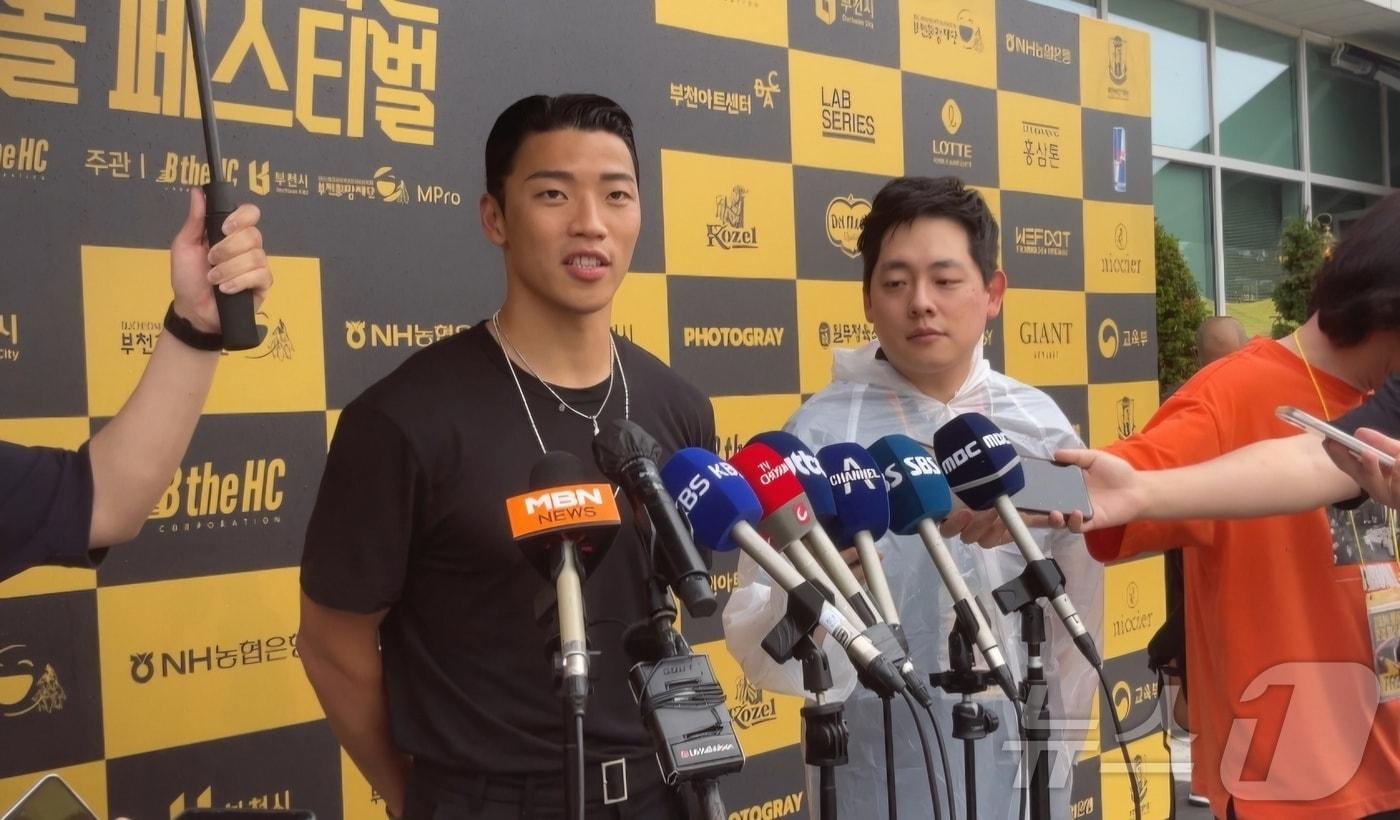 본문 이미지 - 황희찬이 22일 경기도 부천시의 부천시청 잔디관장에서 진행된 '황희찬 풋볼 페스티벌'에서 취재진 인터뷰에 답하고 있다. /뉴스1ⓒ 뉴스1 김도용 기자