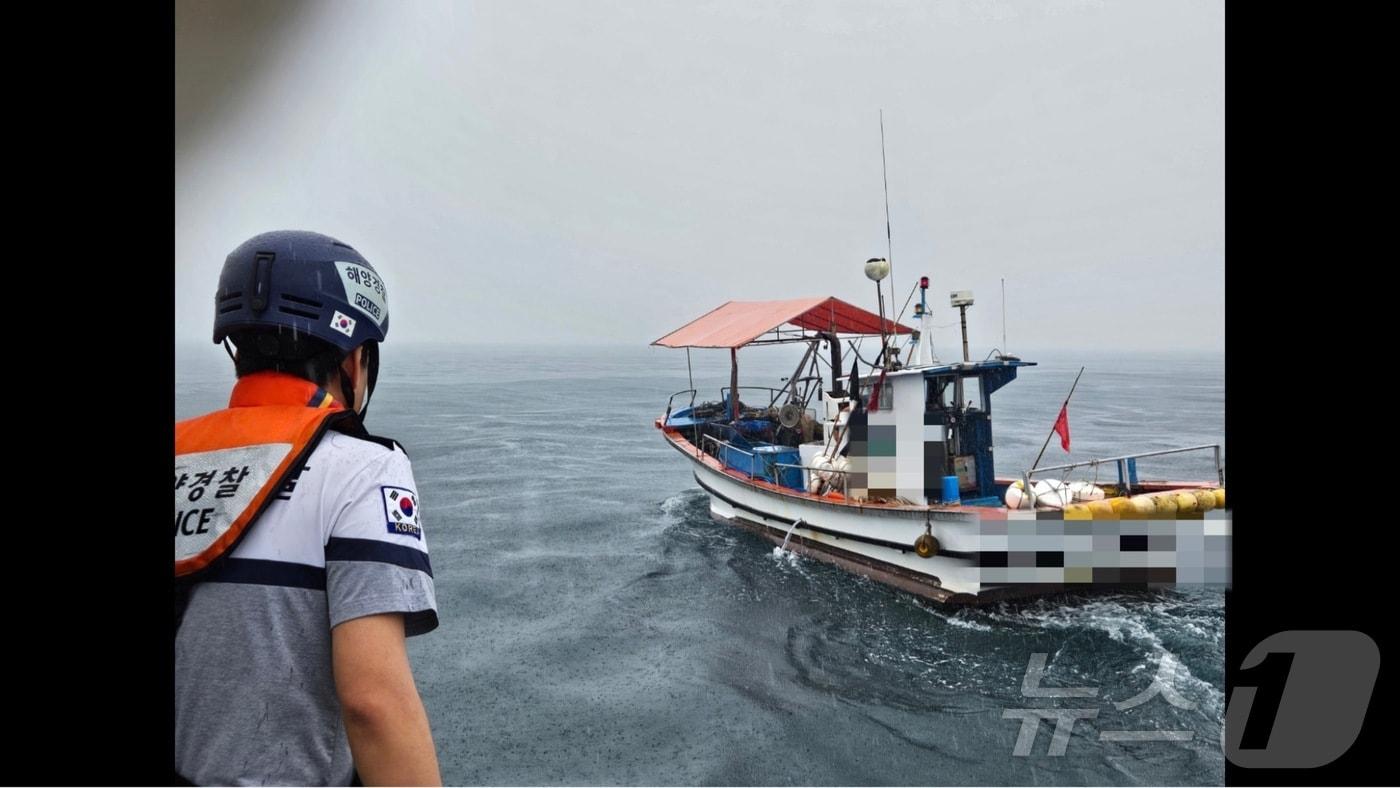 본문 이미지 - 삼척 갈남항 해상 조난 사고 선박 접근 중인 해경.(동해해경 제공) 2024.6.22/뉴스1