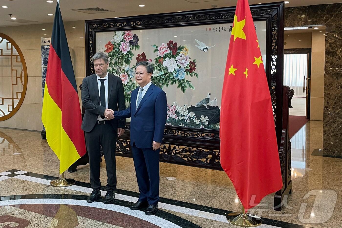 본문 이미지 - 로베르트 하베크 독일 부총리 겸 경제기후보호부 장관이 22일 베이징에서 정산제 중국 국가발전개혁위원회 주임과 만나 악수를 나누고 있다. 2024.6.22 ⓒ 로이터=뉴스1 ⓒ News1 강민경 기자