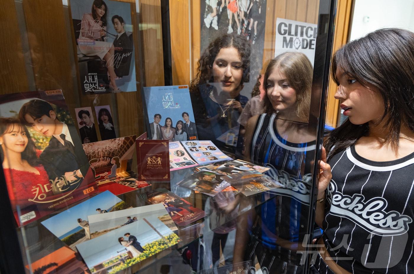 본문 이미지 - 주프랑스한국문화원(원장 이일열)이 한국관광공사 파리지사와 협력해 22일(현지시간) 프랑스 파리 음악 도서관(Mediatheque musicale de Paris, MMP)에서 한류 관련 특별 행사를 열고 케이팝 컬렉션을 대중에 공개하고 있다. 2024.6.23/뉴스1 ⓒ News1 이준성 기자