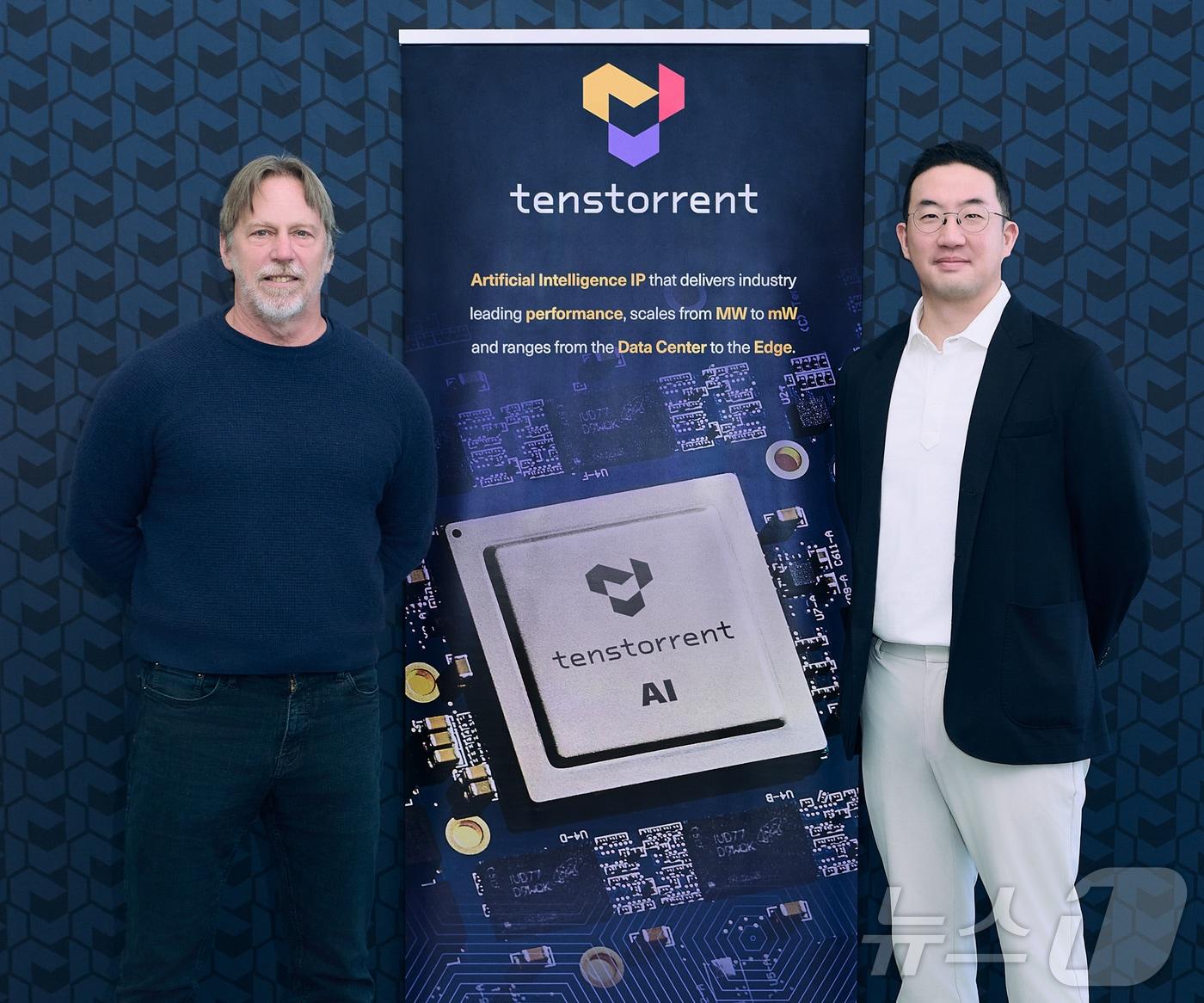 본문 이미지 - 구광모 ㈜LG 대표(오른쪽)가 미국 실리콘밸리에서 AI 반도체 설계 업체 '텐스토렌트'의 CEO '짐 켈러'와 기념사진을 촬영하고 있다(LG 제공). ⓒ 뉴스1