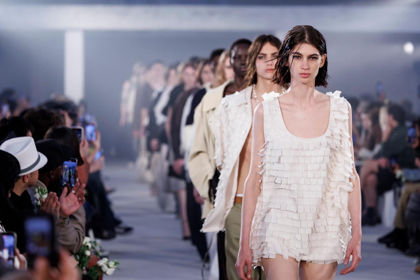 지난 20일(현지 시간) 프랑스 파리 ‘인더스트리얼 로케이션 베르제르’에서 진행한 시스템·시스템옴므 2025년 봄·여름(S/S) 시즌 단독 프레젠테이션에서 모델들이 신제품을 선보이고 있는 모습.(한섬 제공).