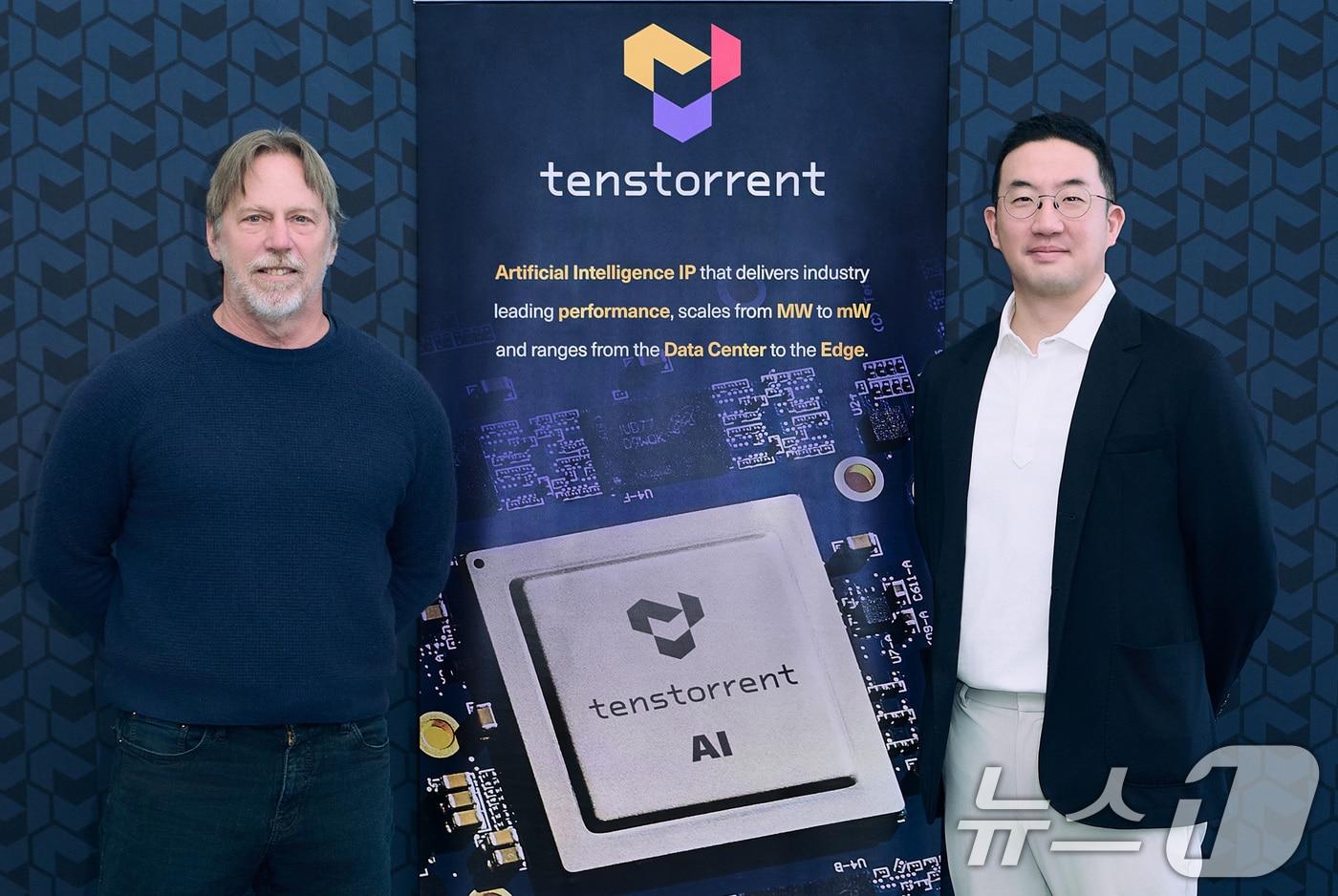 본문 이미지 - 구광모 LG 대표(오른쪽)가 미국 실리콘밸리에서 AI 반도체 설계 업체 '텐스토렌트'의 CEO '짐 켈러'와 기념사진을 촬영하고 있다. 23일 LG에 따르면 구광모 대표는 지난 17일(현지시간)부터 나흘 동안 북미에서 현지 사업을 살폈다. 먼저 테네시에서는 LG전자 생산법인, LG에너지솔루션·GM 합작법인 얼티엄셀즈 등을 방문했다. (LG 제공) 2024.6.23/뉴스1 ⓒ News1 박지혜 기자