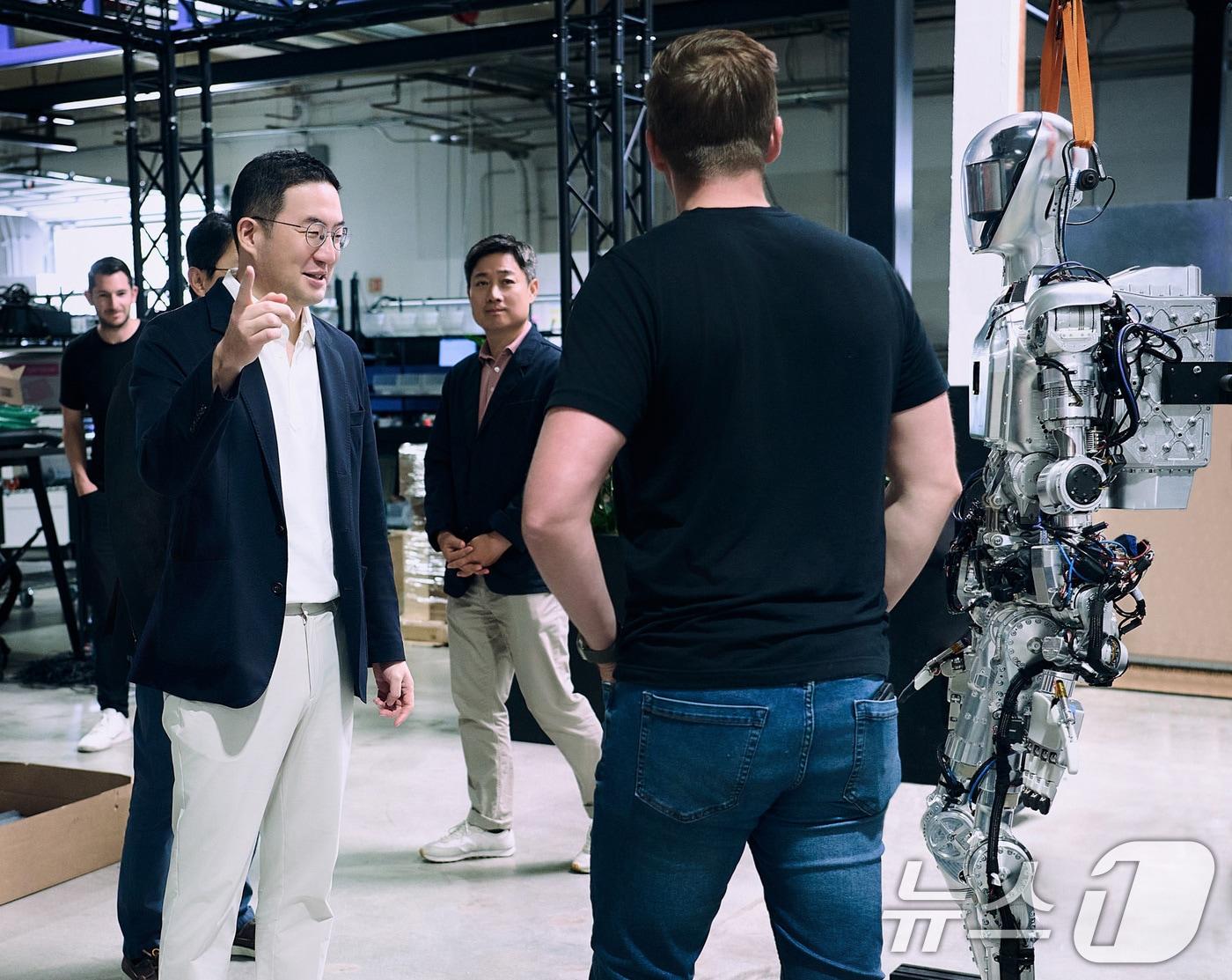 본문 이미지 - 구광모 &#40;주&#41;LG 대표&#40;왼쪽&#41;가 미국 실리콘밸리에 위치한 로봇 개발 스타트업 &#39;피규어 AI&#40;Figure AI&#41;&#39;에 방문해 휴머노이드 로봇을 살펴보고 있다. &#40;LG 제공&#41; 2024.6.23/뉴스1 ⓒ News1 박지혜 기자