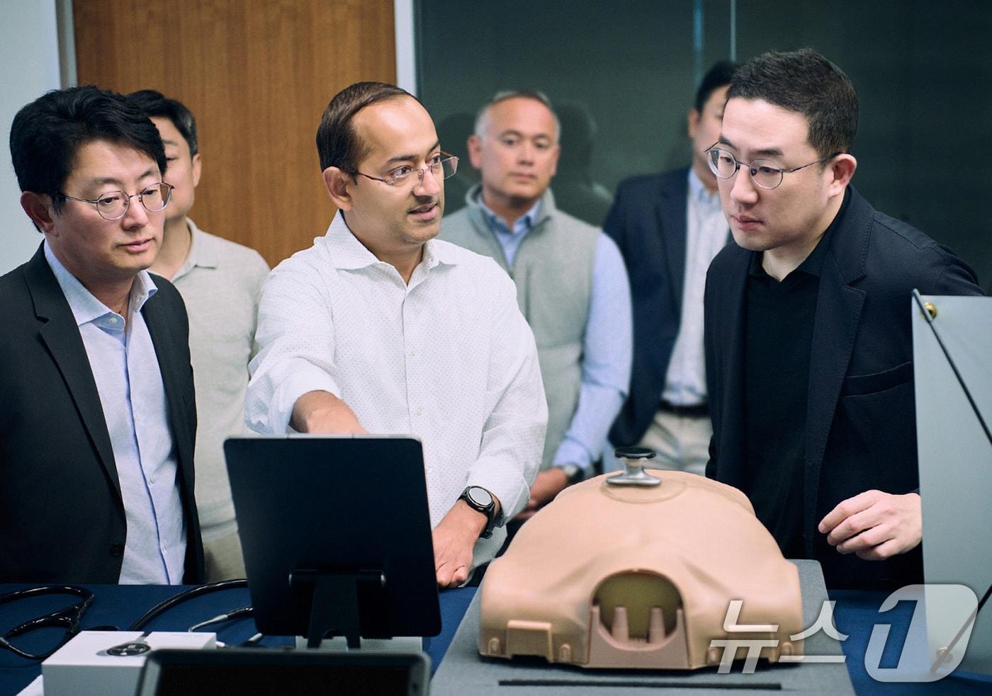 구광모 LG 대표(맨 오른쪽)가 미국 실리콘밸리에 있는 LG테크놀로지벤처스에 방문해 LG테크놀로지벤처스가 투자한 주요 스타트업의 기술을 자세히 살펴보고 있다. 23일 LG에 따르면 구광모 대표는 지난 17일(현지시간)부터 나흘 동안 북미에서 현지 사업을 살폈다. 먼저 테네시에서는 LG전자 생산법인, LG에너지솔루션·GM 합작법인 얼티엄셀즈 등을 방문했다. (LG 제공) 2024.6.23/뉴스1 ⓒ News1 박지혜 기자