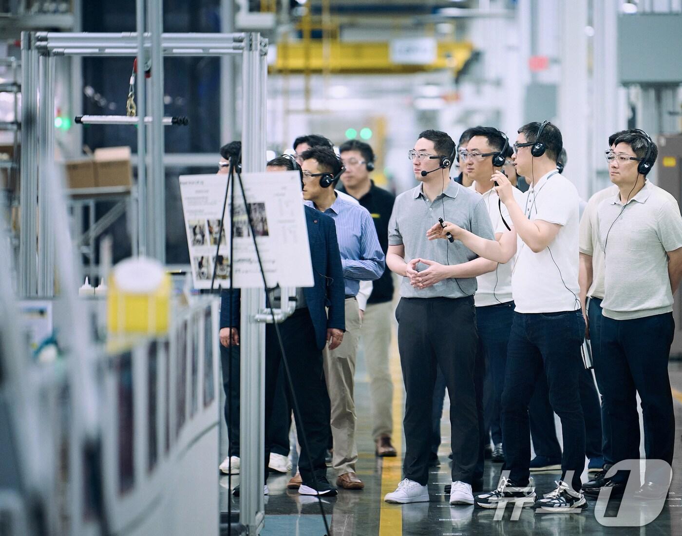 본문 이미지 - 구광모 LG 대표(앞줄 오른쪽에서 세번째)가 미국 테네시에 위치한 LG전자 생활가전 생산공장을 찾아 스마트팩토리 기술이 적용된 생산라인을 살펴보고 있다.  (LG 제공) 2024.6.23/뉴스1 ⓒ News1 박지혜 기자